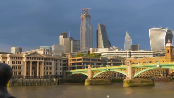ロンドンのテムズ川にかかるサウスワーク橋 — ストック動画