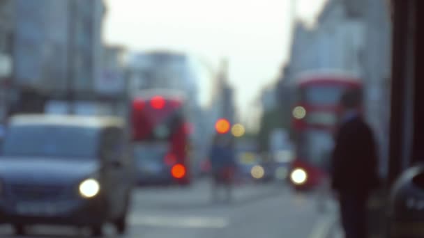 Занятая улица Оксфорда с автобусами и такси размыта — стоковое видео