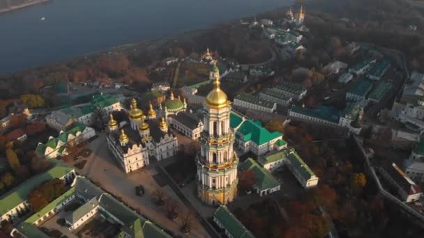 Belltower Kiev Pechersk kolostor a Dnyeper parton — Stock videók