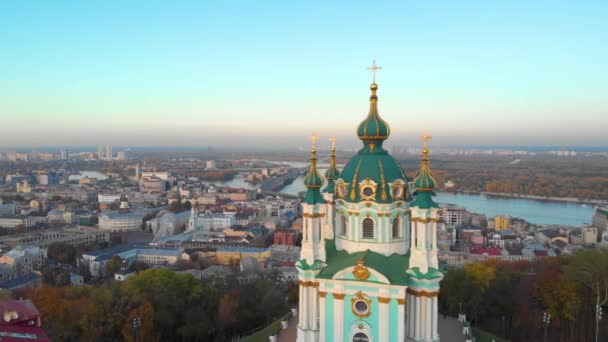 Vlieg rond St. Andrews kerk in Kiev, Oekraïne — Stockvideo