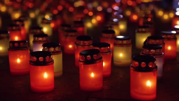 Muitas lanternas em chamas na memória, close up vídeo — Vídeo de Stock