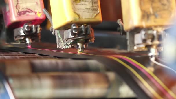 Malmaschine macht farbige Linie auf Gummiband — Stockvideo