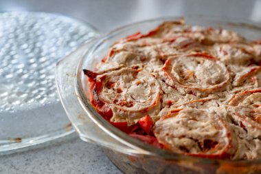 Fırında domates ile sebze yemeği yakın çekim