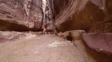 Ürdün 'ün Petra şehrinde, Kanyonun İçinde Yürüyüş.