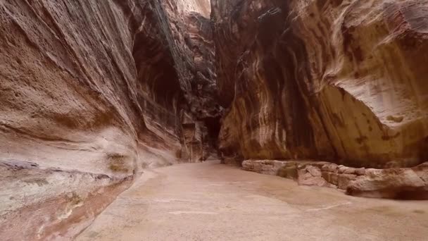 Camminando all'interno del canyon Al Siq, Petra, Giordania — Video Stock