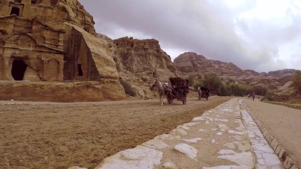 Paardenkarren met toeristen bij Al Siq Canyon — Stockvideo