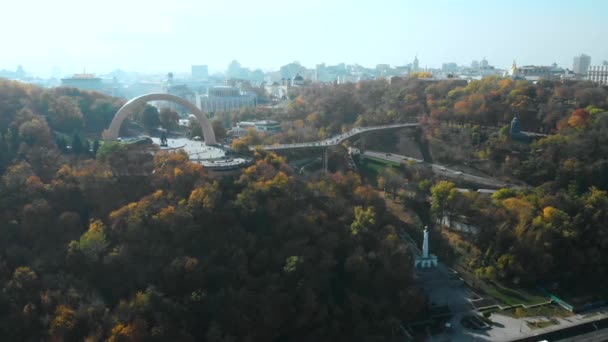 Nuevo puente peatonal moderno en Kiev, Ucrania . — Vídeos de Stock