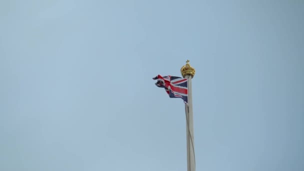 Brittiska flaggan Union Jack i Buckingham Palace. — Stockvideo