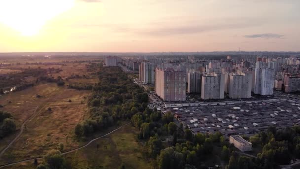 Vue aérienne de la ville du soir . — Video