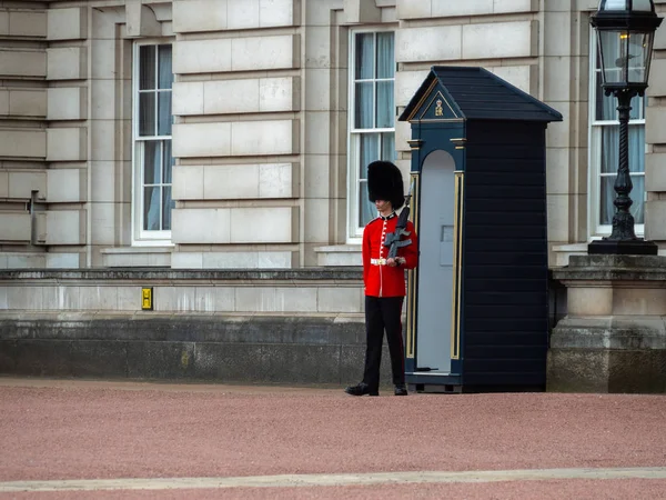 Soldato inglese pattuglia a Buckingham Palace — Foto Stock