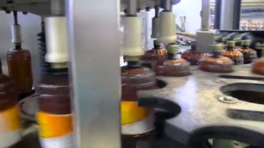 Bira fabrikasında ambalaj şişeleri kuyruğu var..