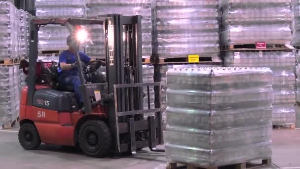 Gran almacén moderno con carretillas elevadoras en la fábrica de cerveza — Vídeos de Stock