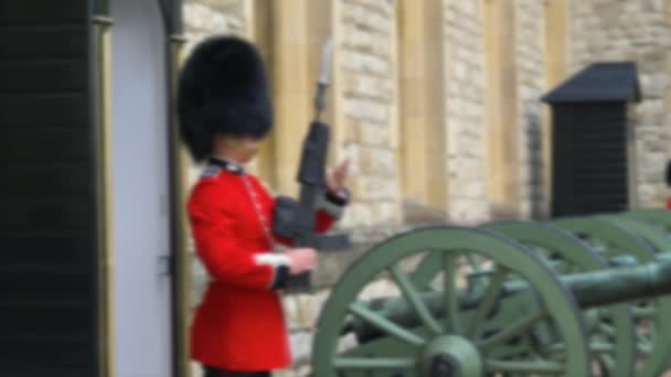 Centinela de guardia en la Torre de Londres. Imágenes borrosas — Vídeos de Stock