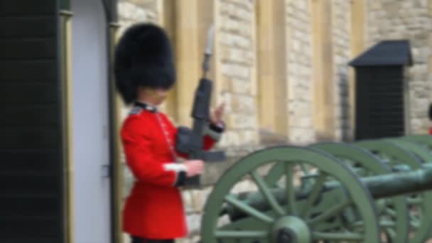 Tjänstgöring i Tower of London. Oklara bilder — Stockvideo