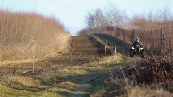 Gränspatrull på fyrhjuling vid gränsen. — Stockvideo