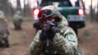 Soldier prepares to shoot a machine gun.