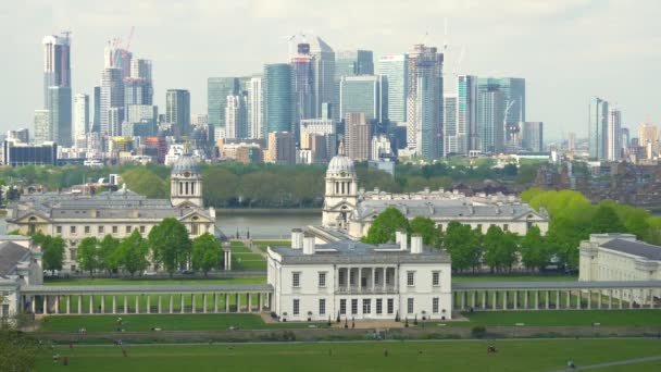 Skyline uitzicht op Greenwich College en Canary Wharf — Stockvideo