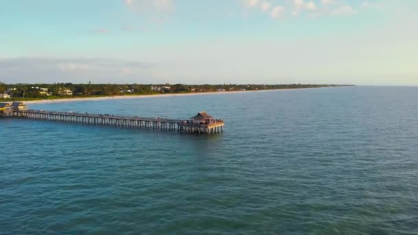 Drone vole vers l'avant bas au-dessus de l'eau au coucher du soleil . — Video