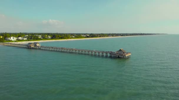 Sunset over the Gulf of Mexico, flying above pier. — Stock Video