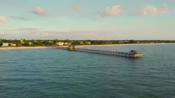Naples Beach Pier 4k εναέρια drone πλάνα. — Αρχείο Βίντεο