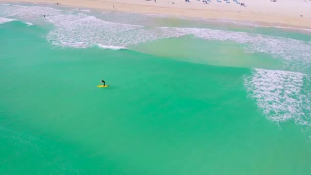 Légi járat Miami Beach hullámok és szörfözők — Stock videók