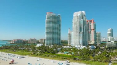Miami Plajı güneşli bir günde, hava manzaralı, 4K