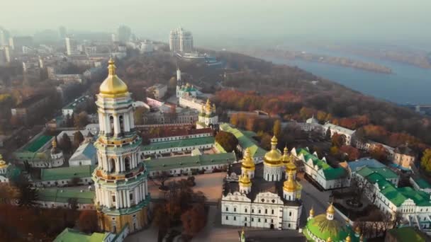 Zvonice Kyjev Pechersk Lavra na večerní město — Stock video