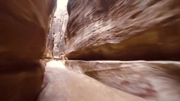 Cañón de Siq, que va a la antigua ciudad de Petra — Vídeo de stock