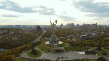 Anavatan anıtının ön görüntüsü, Kiev