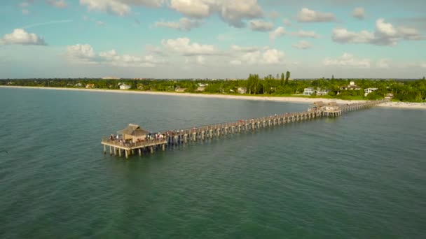 Playa de Nápoles y muelle de pesca al atardecer, Florida . — Vídeos de Stock