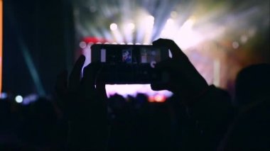 Kapanış kızlarının elleri bir telefon tutar ve video çeker.