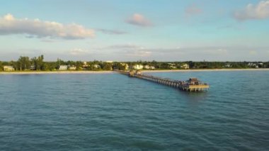 İnsansız hava aracı Napoli, Florida 'daki balıkçı iskelesinde uçuyor.