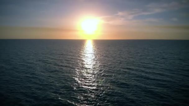 Заход солнца над спокойным морем, 4к — стоковое видео