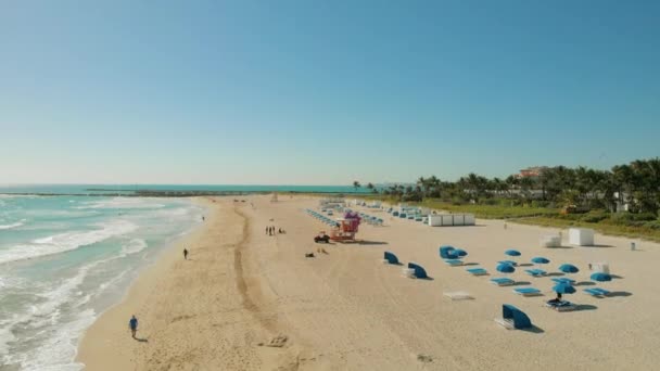 Dron leží v blízkosti Miami Beach, South Beach, 4k — Stock video