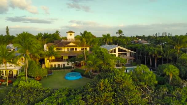 Maisons de luxe près de l'océan, vue aérienne . — Video