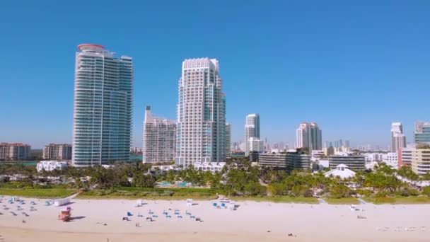 Surfer auf einem gelben Logboard in der Nähe von Miami Beach, 4k — Stockvideo