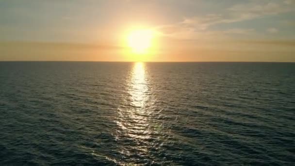 海でロマンチックなカラフルな夕日、空中ビュー — ストック動画