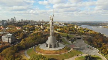 Anavatanın Anıtı Kiev 'de sonbaharda.