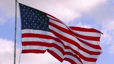 Bayrak direğinde Amerikan bayrağı, süper yavaş çekim videosu