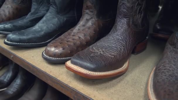 Tienda de botas de vaquero . — Vídeo de stock
