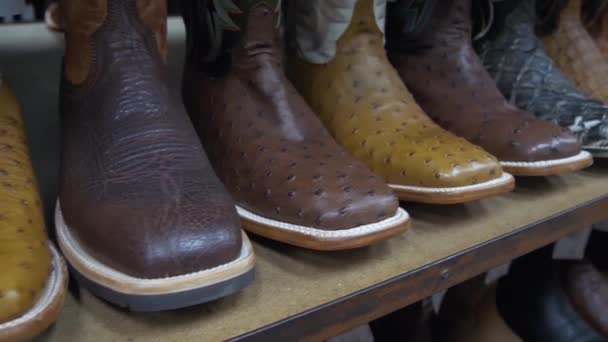 Prateleiras cheias de novas botas de cowboy . — Vídeo de Stock