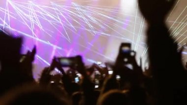 Neşeli hayranlar zıplasın ve ellerini kaldırsın..