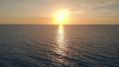 Gün batımının arkasındaki cennet bulutları