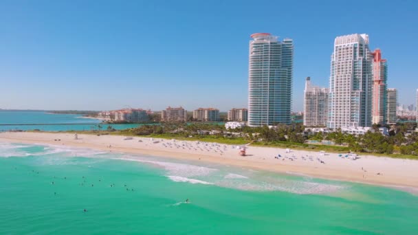 Surfers surfen in de golven van de oceaan. Miami Beach — Stockvideo