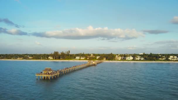 Napoli Spiaggia e molo di pesca al tramonto, Florida. — Video Stock