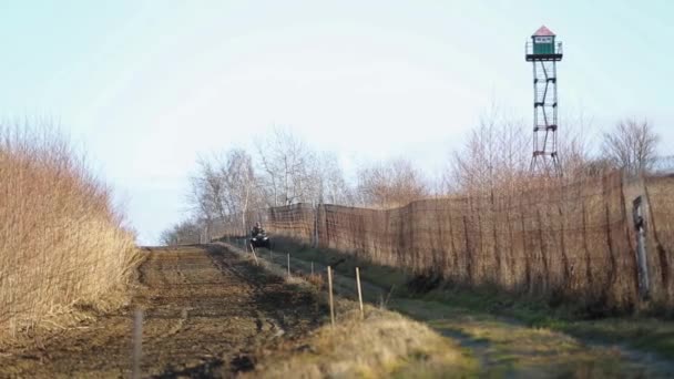 Frontière de l'État avec une clôture et des terres labourées . — Video