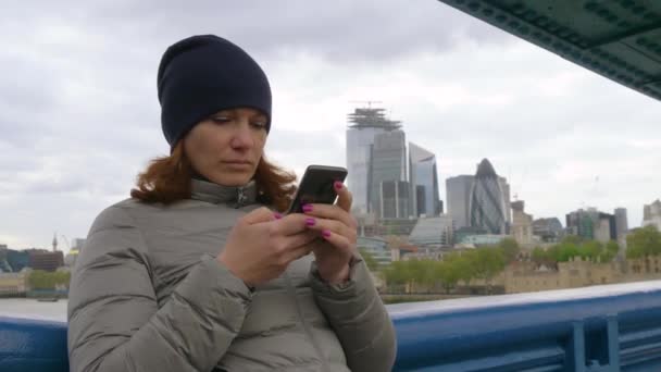 Meisje toerist kijkt naar de telefoon in Londen, Verenigd Koninkrijk — Stockvideo