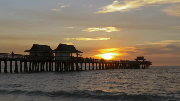 Cinematische zonsondergang uitzicht in de oceaan. — Stockvideo