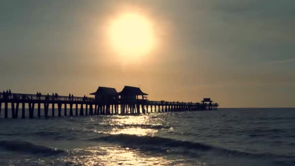 Gün batımında deniz suyu yüzeyinde altın yansımalar — Stok video