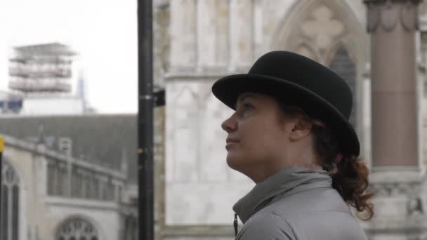 Молодая женщина турист в Лондоне смотрит на достопримечательности — стоковое видео